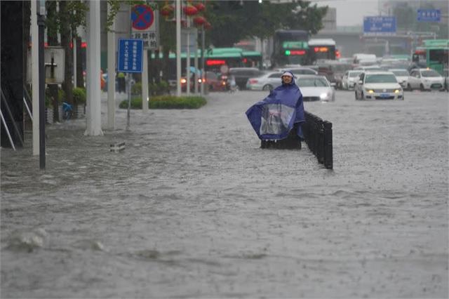 मध्य चीन में भारी बारिश और बाढ़ से 12 लोगों की मौत