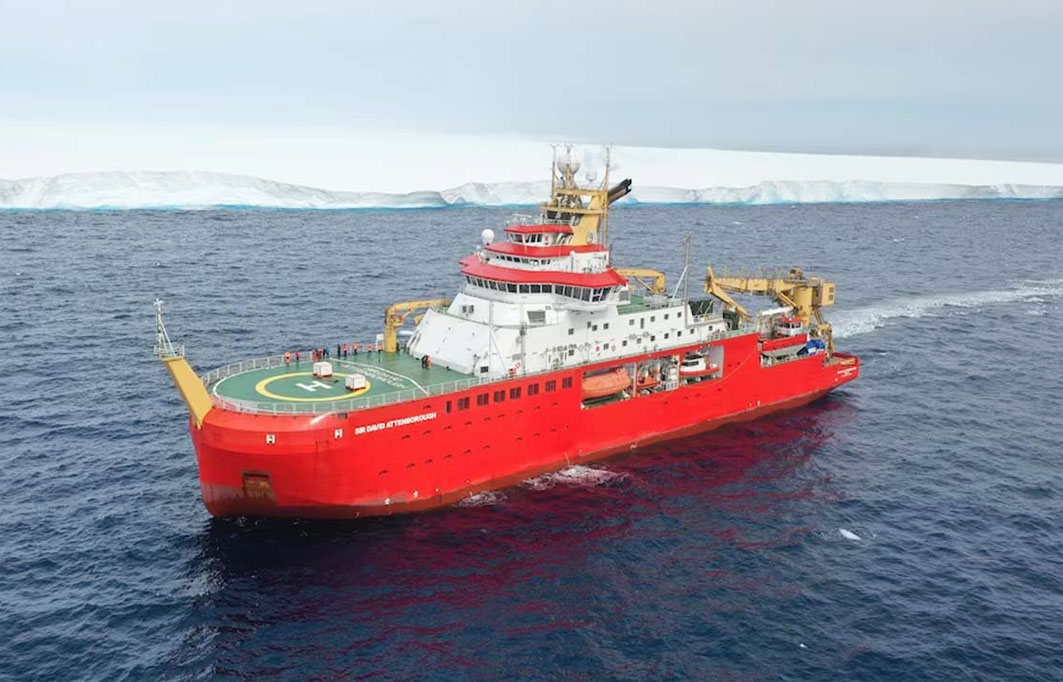 ब्रिटिश अनुसंधान जहाज दुनिया के सबसे बड़े हिमखंड से होकर गुजरा