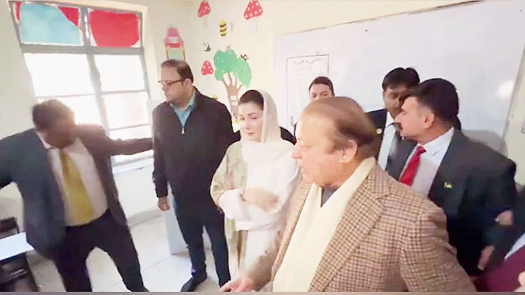लाहौर में मतदान केंद्र पर वोट डाला नवाज शरीफ ने