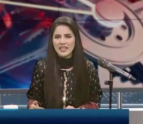 VIDEO :  लाइव कैमरे के सामने पाकिस्तानी न्यूज चैनल की एंकर ने पार की हदें 