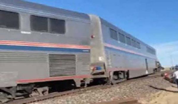 यात्रियों को ले जा रही ट्रेन पटरी से उतरी, कई लोगों की मौत  , अन्य घायल 