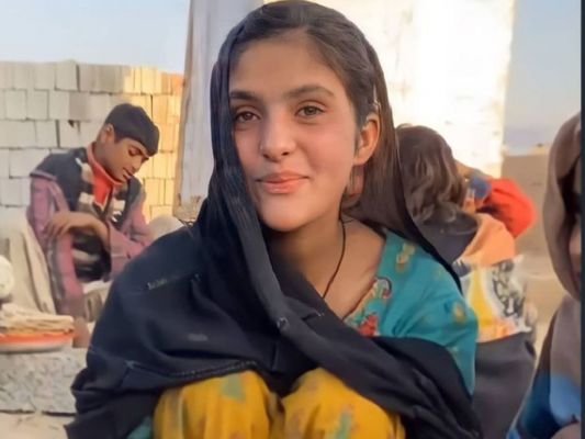 पाकिस्तान की इस लड़की ने सोशल मीडिया पर अपनी खूबसूरती के लिए जमकर बटोर सुर्खियां 