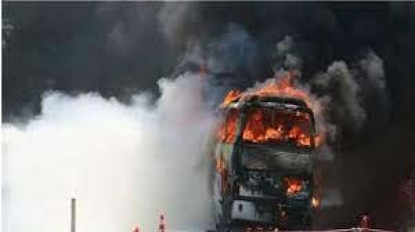 बस में लगी भीषण आग, बच्चों समेत 45 लोगों की मौत