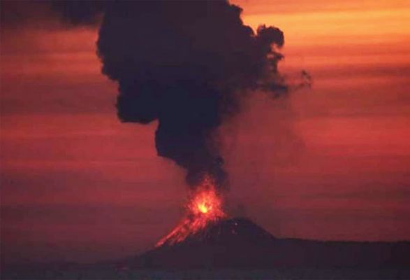 इंडोनेशिया का अनाक क्राकाटोआ ज्वालामुखी फटा