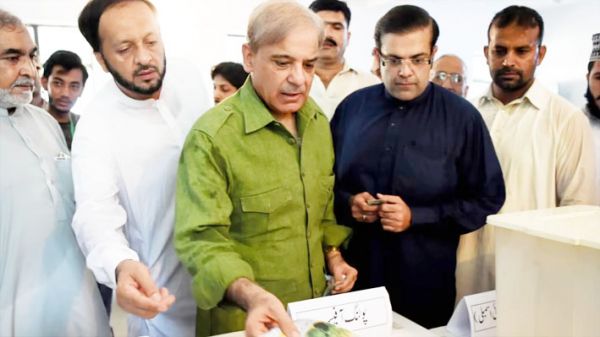 पाकिस्तान चुनाव : शहबाज़ शरीफ़ ने डाला वोट