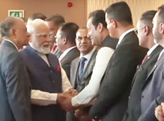 PM मोदी ने मॉरीशस पहुंचने के बाद ओबेरॉय होटल में की लोगों से मुलाकात