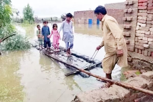 भारी बारिश और अचानक आई बाढ़ के कारण 50 से अधिक लोगों की मौत