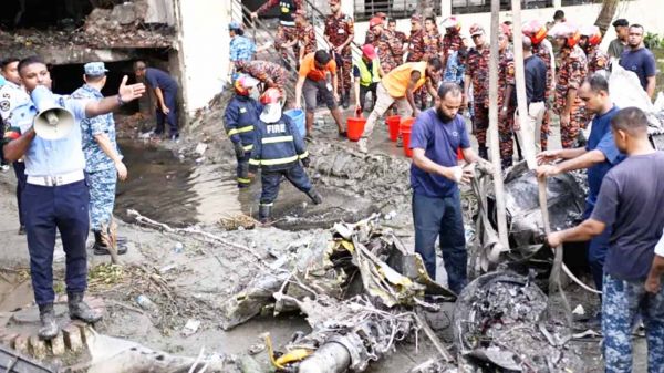 बांग्लादेश विमान हादसे में 32 लोगों की मौत, गुस्साए लोग बोले- मृतकों के परिजनों को मिले मुआवजा